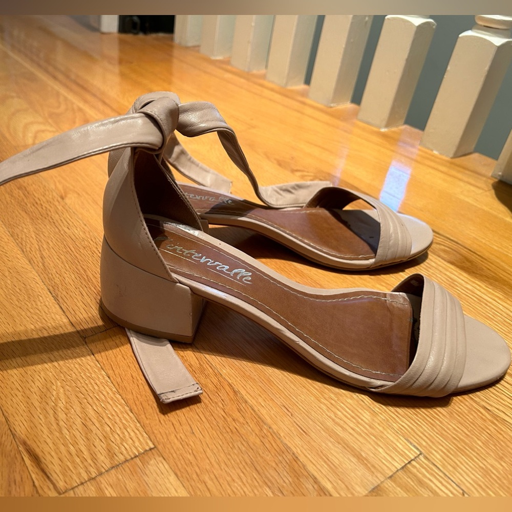L'internationalle blush leather sandals size 9
